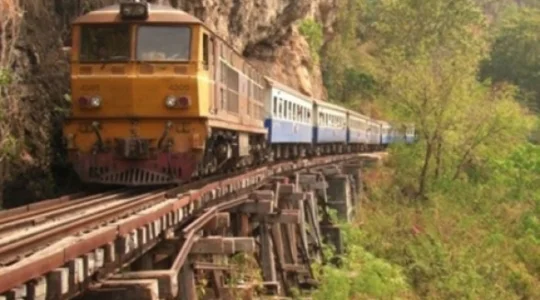 【貸切ツアー】カンチャナブリ泰緬鉄道の旅「戦場にかける橋」をスピードボートと鉄道乗車で巡るツアー